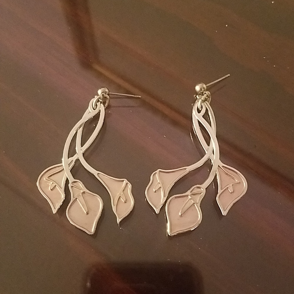 Lily flower dangle earrings
